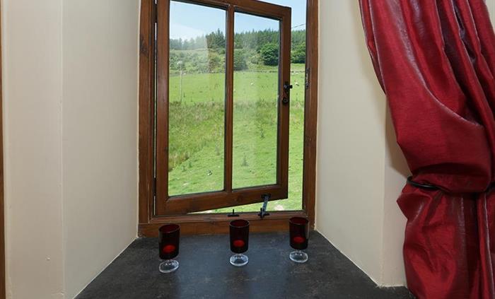 Coach-House-twin-window-16